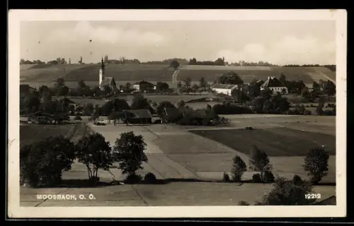 AK Moosbach /O.-Ö., Ortspartie mit Kirche