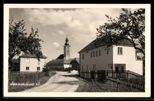 AK Hörsching b. Linz, Strassenpartie mit Kirche