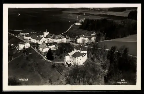 AK St. Pantaleon /Ob.-Oest., Wildshut, Luftaufnahme mit Schloss und Ortsansicht