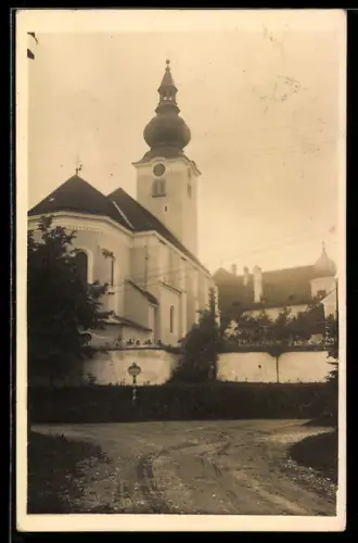 Foto-AK Buchkirchen, Strassenpartie mit Kirche