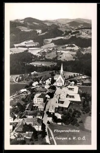 AK St. Georgen a. W., Strassenpartie mit Kirche, Fliegeraufnahme