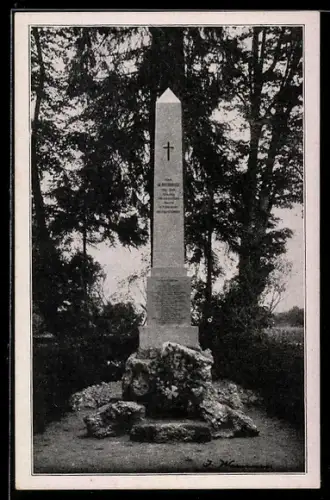 AK Helpfau-Uttendorf, Kriegerdenkmal mit Obelisk und Kreuz