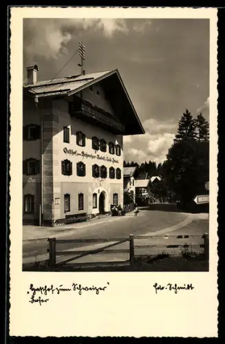 AK Lofer /Salzburg, Gasthaus zum Schweizer an Dorfstrasse mit Bäumen