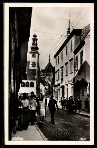 AK Mödling, Strasse mit Kirche