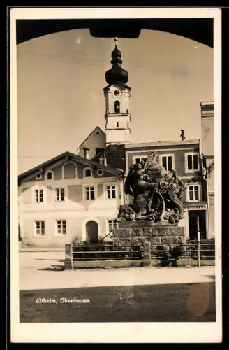 AK Altheim /Oberdonau, Platz mit Brunnen und Kirche