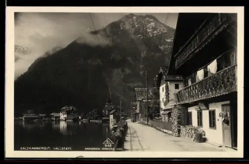 AK Hallstatt /Salzkammergut, Uferstrasse am See mit Kirche und Bergpanorama
