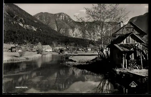 AK Obertraun, Ufer mit Bootshaus und Bergpanorama
