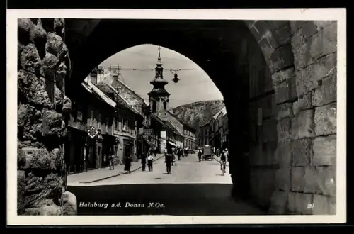 AK Hainburg a.d. Donau, Stadttor mit Blick auf Hauptstrasse und Turm