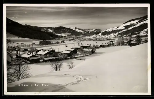 AK Brixen i. Tal, Panorama mit verschneitem Ort und Bergen