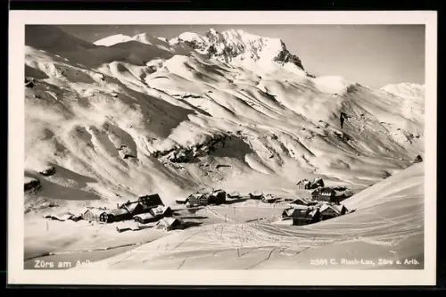 AK Zürs am Arlberg, Winterpanorama mit Ort und Bergkulisse