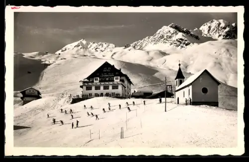 AK Hochsölden /Tirol, Berghotel im Ski- und Sonnenparadies, Kapelle, Skifahrer