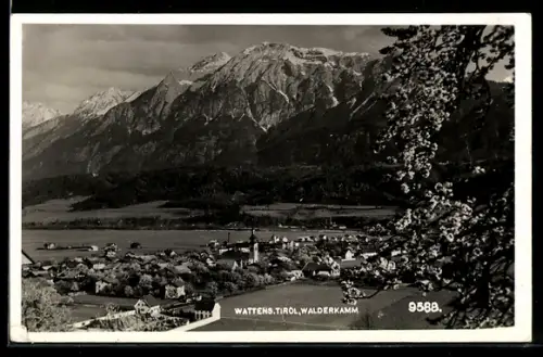 AK Wattens /Tirol, Panorama mit Kirche und Walderkamm