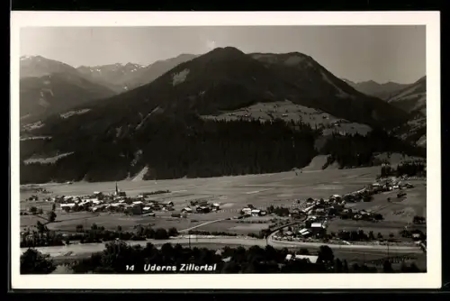 AK Uderns /Zillertal, Panorama mit Ort und Kirche