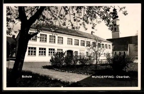 AK Munderfing /Ob. Öst., Schule mit Kirche