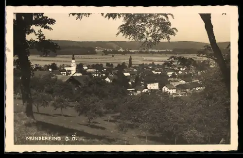 AK Munderfing /O. Ö., Panorama mit Kirche und Ort