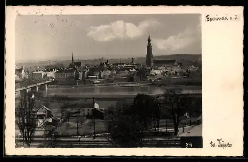 AK Braunau am Inn, Panorama mit Inn, Brücke und Turm