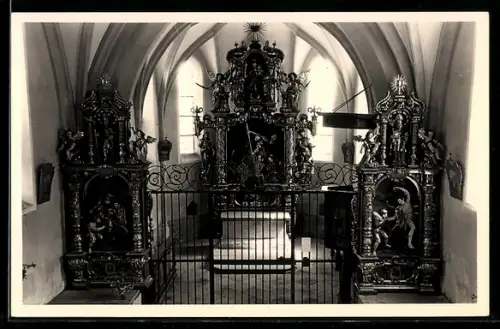 Foto-AK Burgkirchen /O.-Oe., St. Georgen an der Mattig, Kircheninnenraum mit Altären hinter Gitter