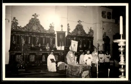 AK Ranshofen, Innenansicht der Kirche mit Bischof am Altar