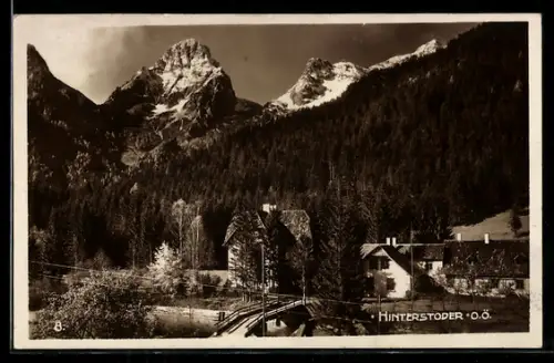 AK Hinterstoder /O. Ö., Panorama mit Brücke, Häusern und Bergkulisse