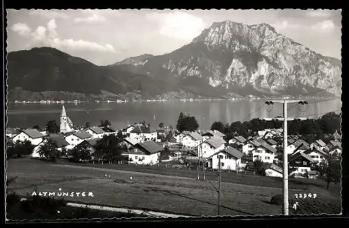 AK Altmünster, Ortsansicht mit Kirche, See und Bergpanorama