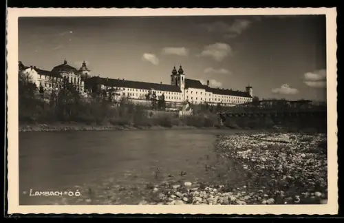 AK Lambach /O. Ö., Stiftsanlage mit Kirche und Brücke am Fluss