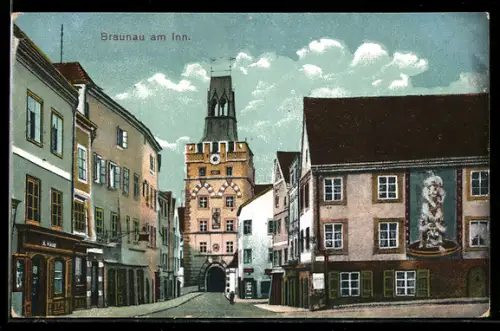 AK Braunau am Inn, Stadtstrasse mit Stadttor und Turm