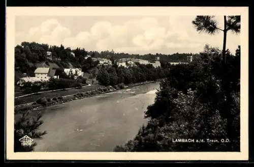 AK Lambach a. d. Traun, Panorama mit Flussufer und Ortschaft