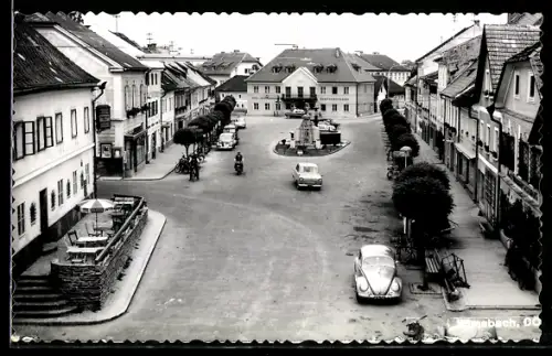 AK Wimsbach /O.Ö., Hauptplatz mit Brunnen und Häuserzeilen