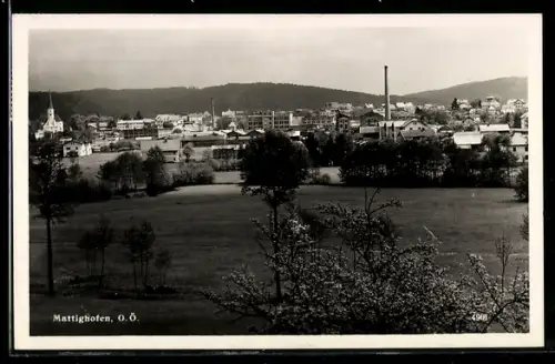 AK Mattighofen /Ob. Öst., Panorama mit Fabrik und Kirche