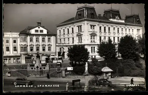 AK Lambach, Sparkasse, Platz mit Brunnen