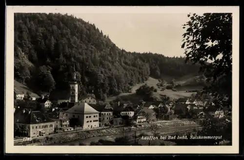 AK Lauffen bei Bad Ischl, Panorama mit Kirche und Häusern am Fluss
