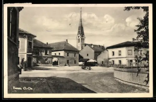 AK Traun /O.-Oe., Platz mit Kirche