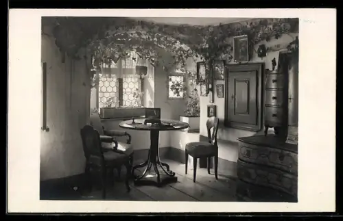 AK Braunau am Inn, Heimathaus, Innenansicht mit Tisch, Stühlen und Truhe