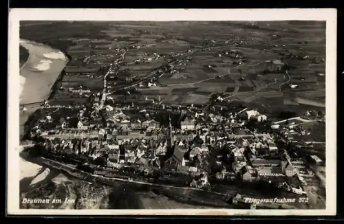 AK Braunau am Inn, Fliegeraufnahme mit Inn und Stadtsilhouette