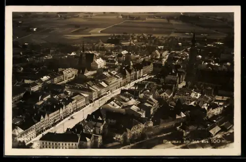AK Braunau am Inn, Luftaufnahme mit Hauptstrasse und Kirchen