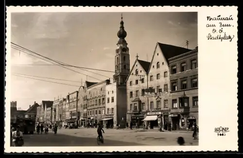 AK Braunau am Inn, Stadtplatz mit Kirchturm und Geschäftsfronten