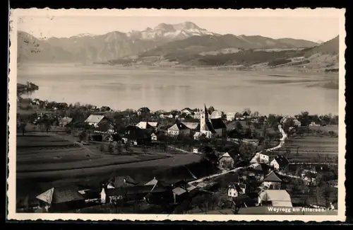 AK Weyregg am Attersee, Panorama mit See, Dorf und Kirche