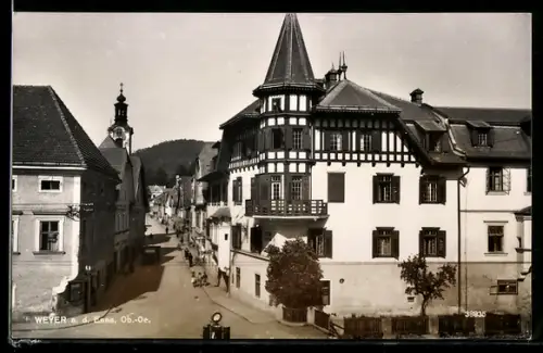 AK Weyer a. d. Enns, Strasse mit markantem Fachwerk-Eckhaus und Kirche