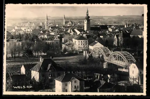 AK Wels /O. Ö., Stadtpanorama mit Brücke und Kirchtürmen