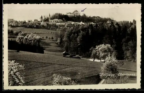 AK Wolfsegg /Oberdonau, Panorama mit Dorf und Kirche