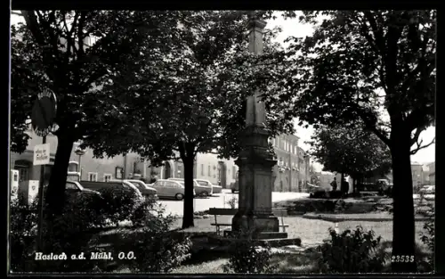 AK Haslach a.d. Mühl, Platz mit Denkmal und Häuserzeile