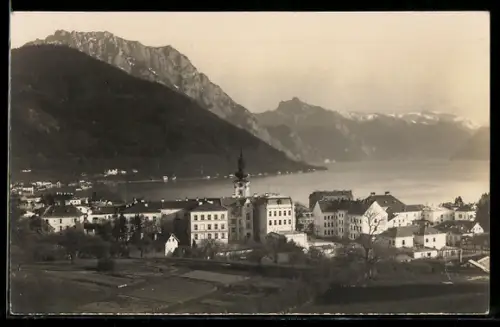 AK Gmunden, Panorama mit Kirche und See, Traunstein
