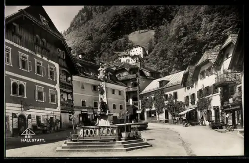 AK Hallstatt, Marktplatz mit Brunnen, Häuser und Bergkulisse
