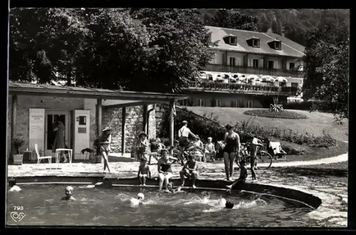AK Bad Goisern /Salzkammergut, Schwimmbecken im Park des Kurhotels Jodschwefelbad