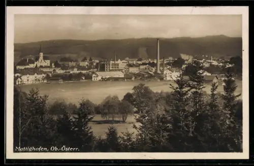 AK Mattighofen /Ob. Öst., Panorama mit Kirche und Fabrikschornstein