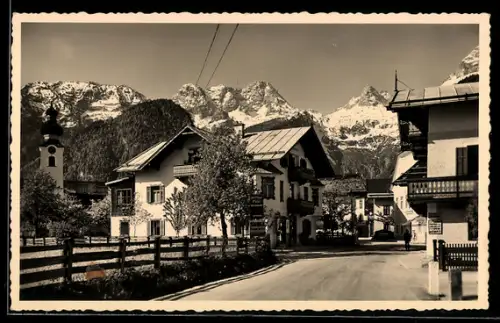 AK Lofer /Salzburg, Strasse mit Kirche und Steinbergen