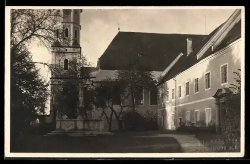 AK Braunau a. Inn, Innenhof mit Kirche und Brunnen