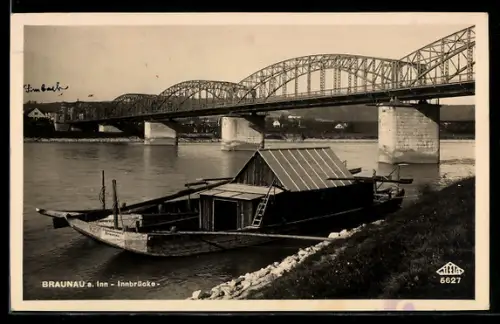 AK Braunau a. Inn, Innbrücke mit Boot des Flussbaumat im Vordergrund