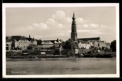 AK Braunau a. Inn, Panorama mit Inn und Stadtsilhouette, Kirche