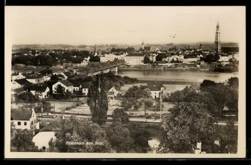 AK Braunau am Inn, Panorama mit Inn, Brücke und Kirchturm